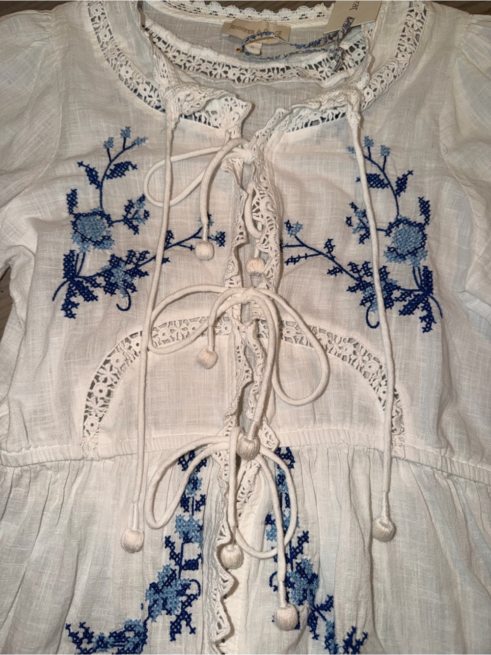 Jennifer & Grace White Blue Embroidered Lace Peplum Blouse Size S NWT - Picture 4 of 5